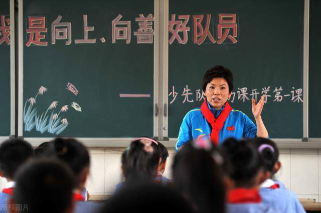 据悉，电影《一出好戏》是讲述公司员工团建出游遭遇海难，被迫流落荒岛共同生活，并直面一系列;人性问题的寓言故事